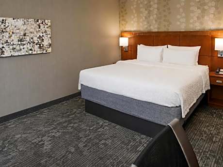 Guestroom King with Tub - Mobility/Hearing Accessible