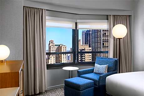 City Rm 2 Double Mobility Access W/ri Shower 35 Usd Mand Chg Fridge/large Desk/55 In Tv/safe