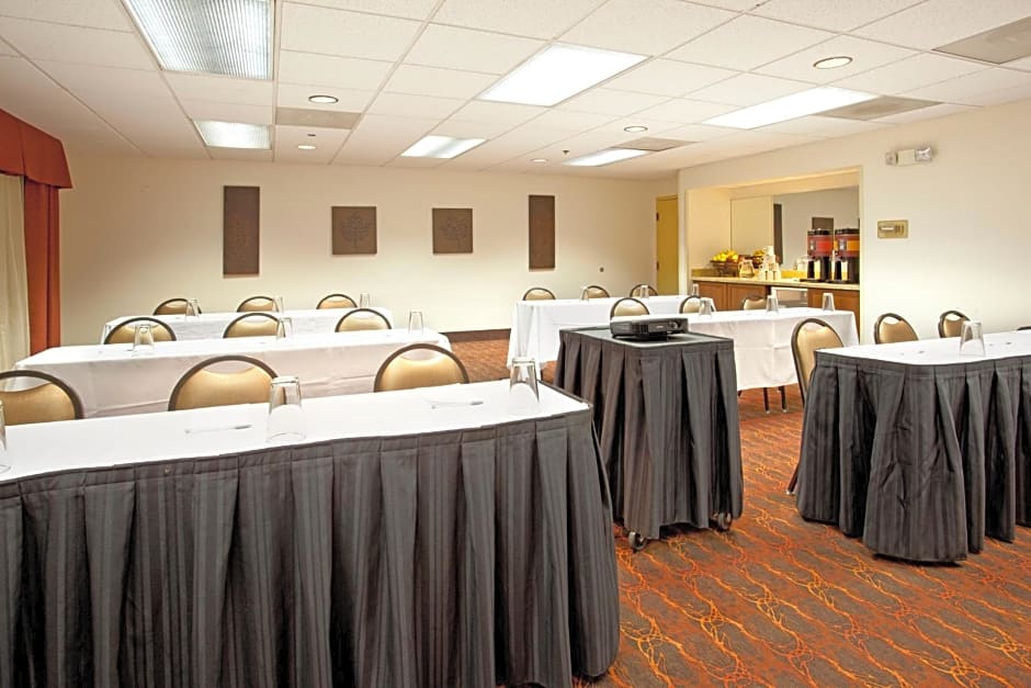 Newly Renovated - Hampton Inn & Suites El Paso-Airport