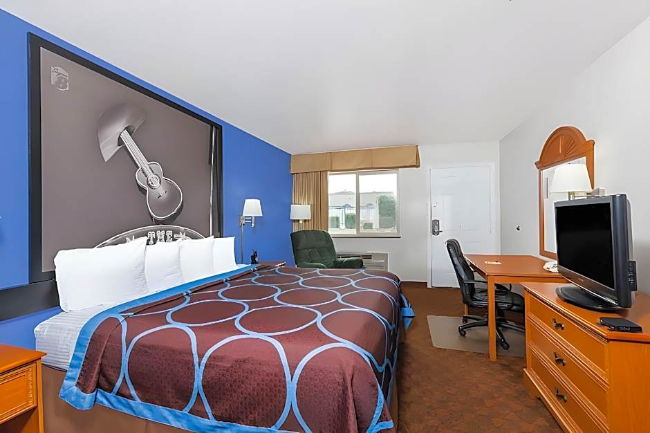 Super 8 by Wyndham Cleburne
