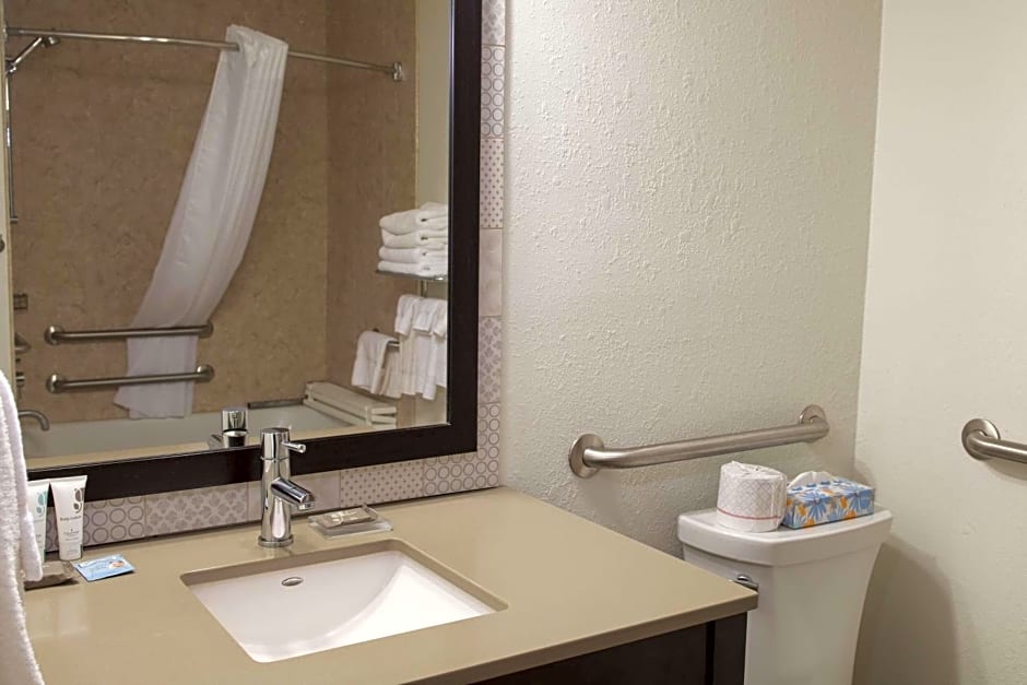 Country Inn & Suites by Radisson, Platteville, WI