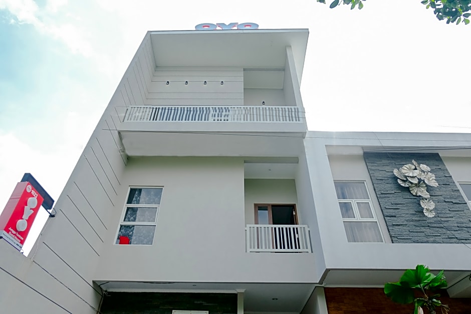 OYO 1023 Junggo Tentrem