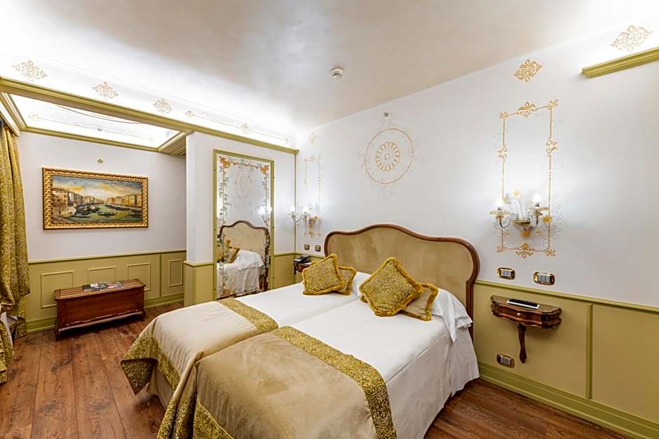 Hotel Monaco & Grand Canal