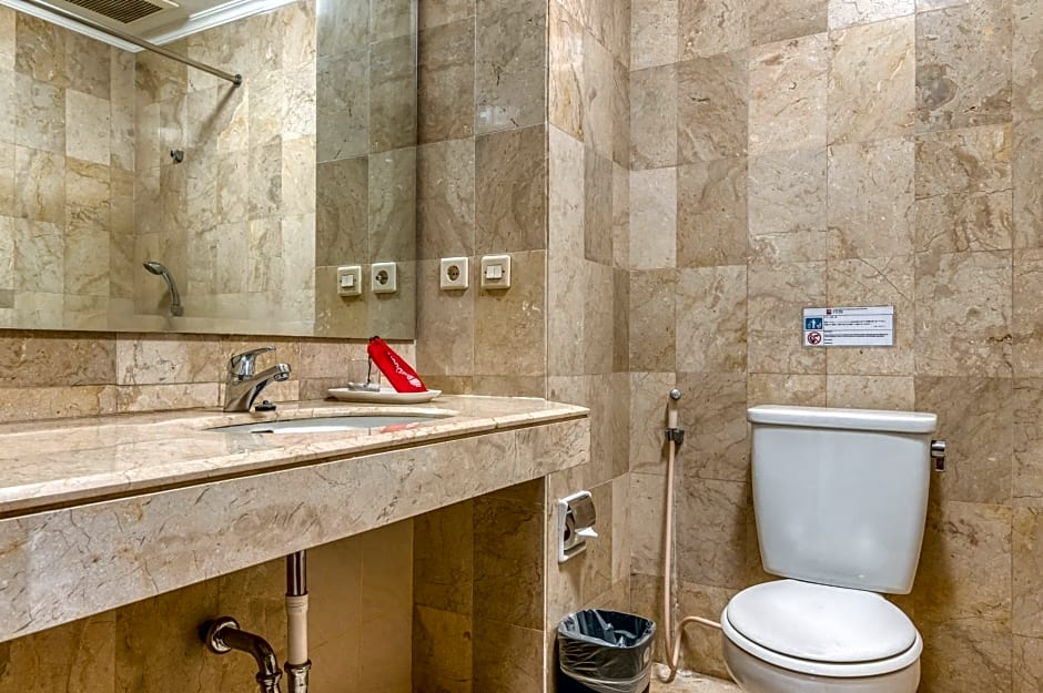 RedDoorz Plus near Dharmawangsa Square