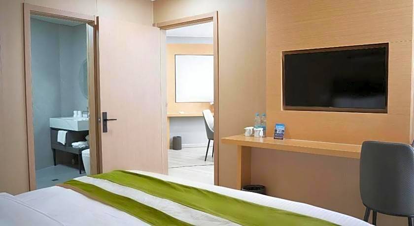 Green Tree Inn Taicang Baolong Square Hotel