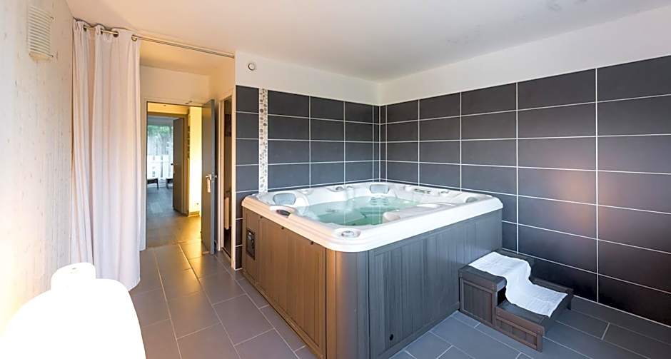 Logis Latitude Ouest Hôtel Restaurant & Spa