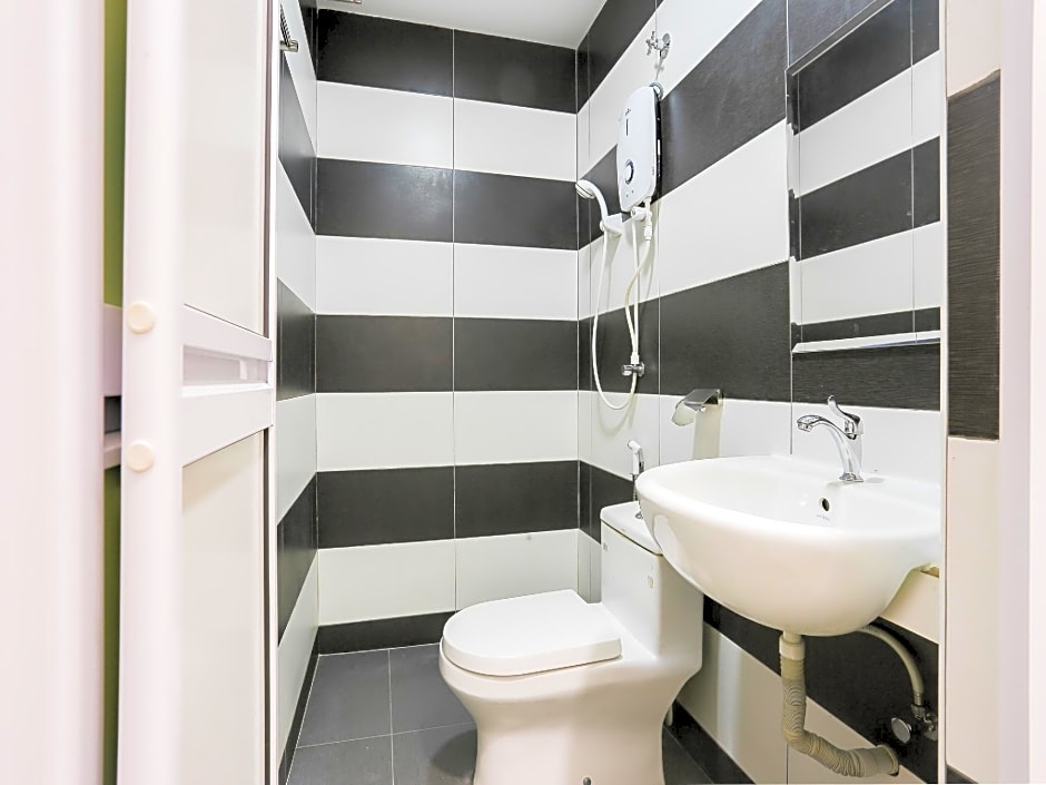 Super OYO 89495 Rich Hotel