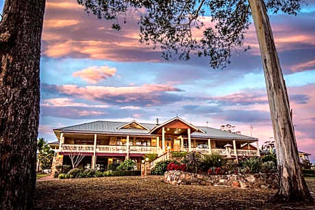 Robyn's Nest Lakeside Resort