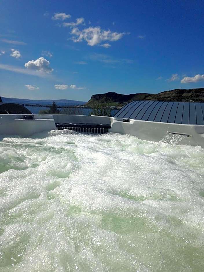 Stones Luxury B&B with hot tub and self-contained rooms