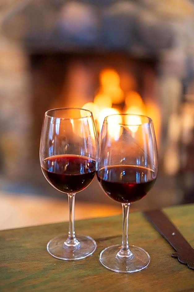 Storm Mountain Lodge Cabins Dining