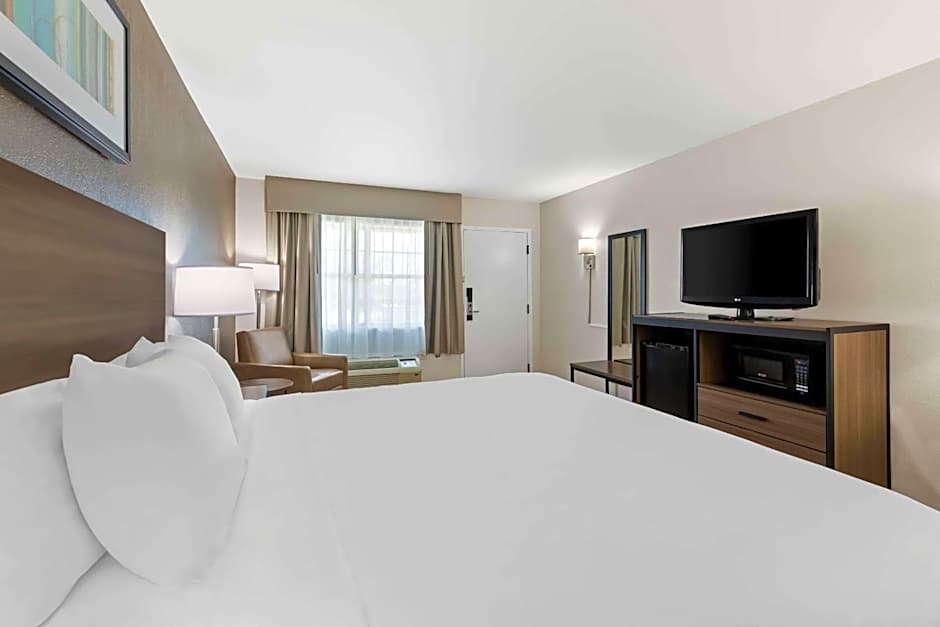 Quality Inn Fayetteville Near Historic Downtown Square