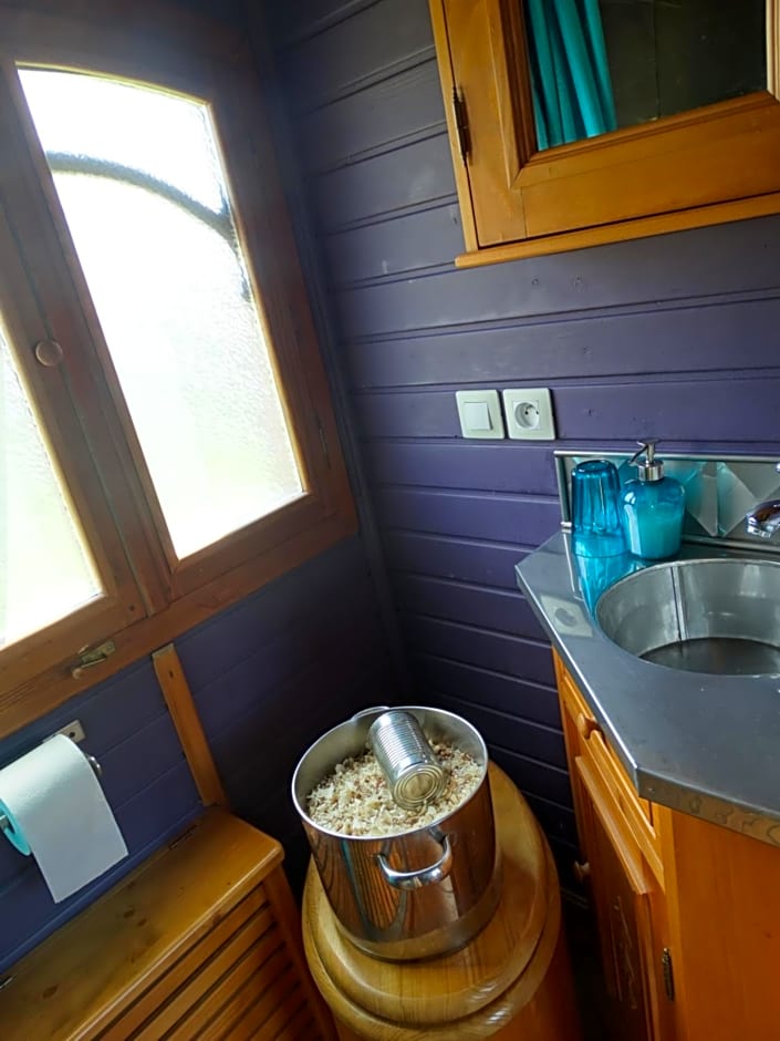 Une roulotte et des chevaux