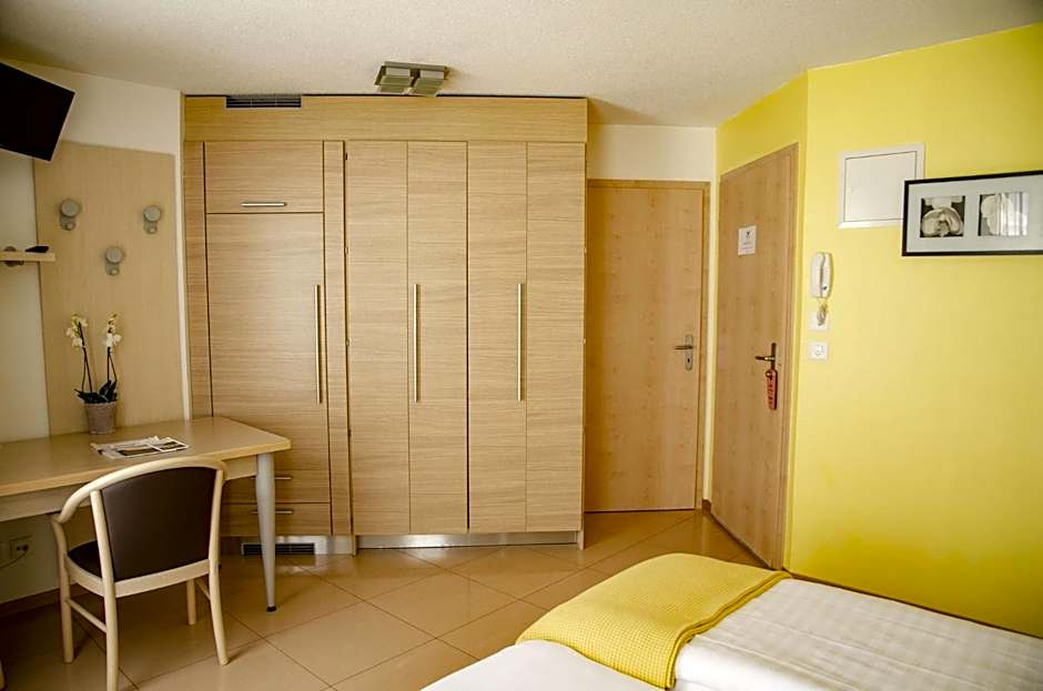 Photo 1 of 4 of Single Room
