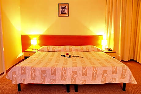 Family Room (2 Adults + 2 Children)