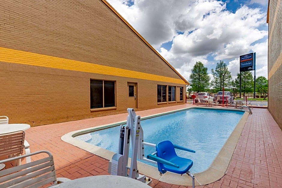 Howard Johnson by Wyndham Houston Hobby Airport