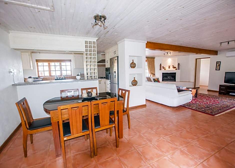 Hoyohoyo Koeltehuis Farm Lodge