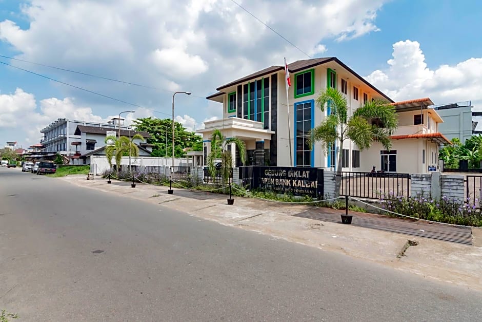 Urbanview Hotel Syariah Dapen Pontianak by RedDoorz