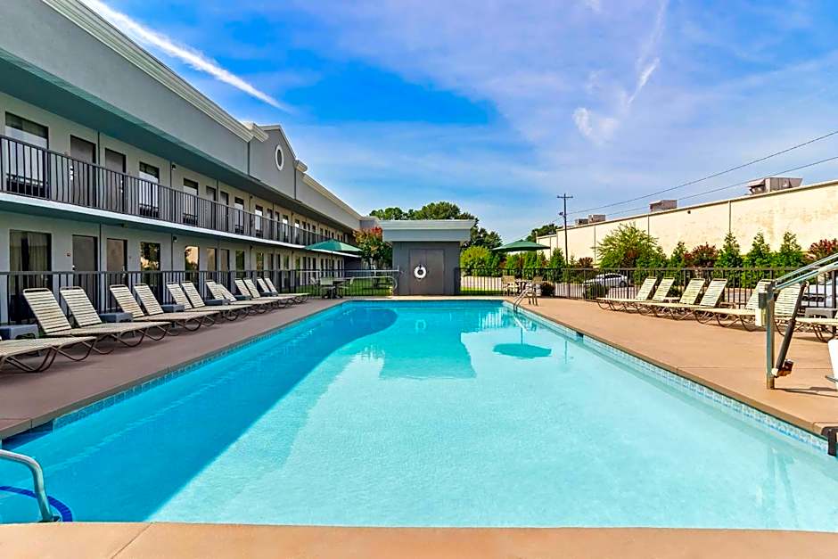 Quality Inn & Suites Greenville - Haywood Mall