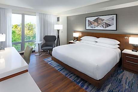 Executive King Suite with River View - Mobility Accessible w/Roll In Shower