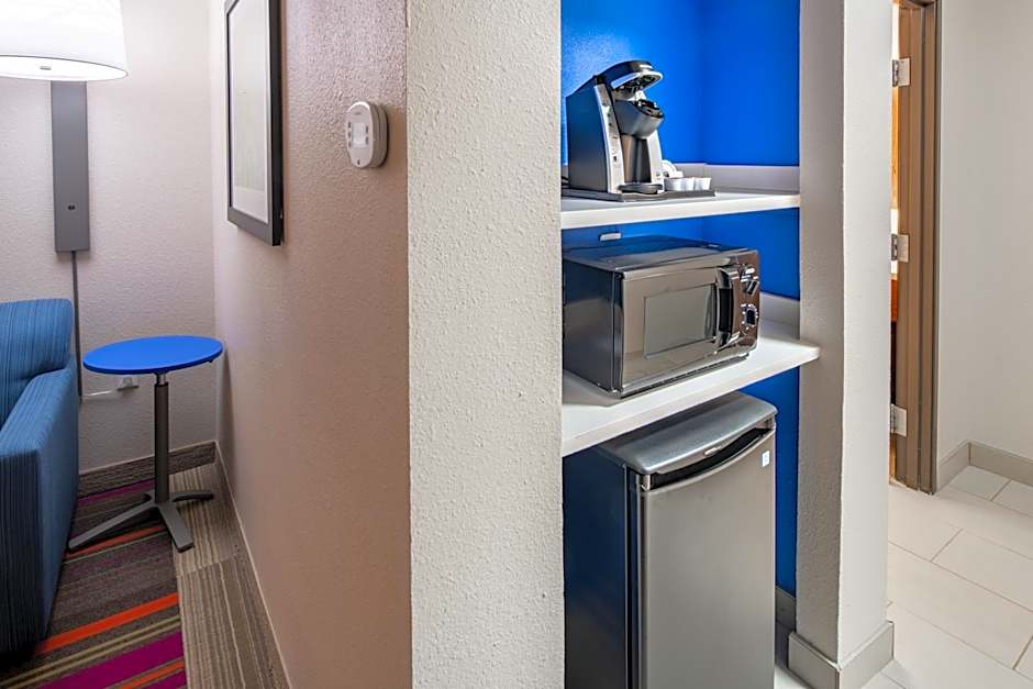 Holiday Inn Express & Suites N Waco Area - West By IHG
