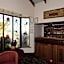 McNevins Warwick Motel