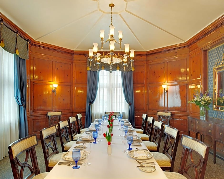 Hotel Roanoke & Conference Center, Curio Collection by Hilton