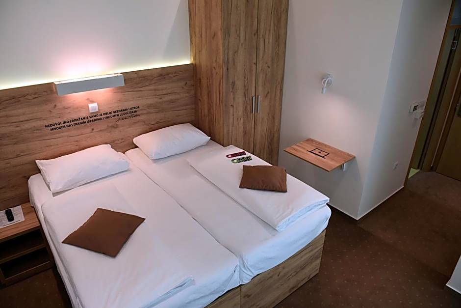 Hotel Argument