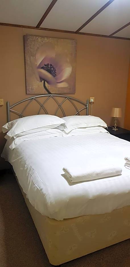 The Raddle Inn Log Cabins