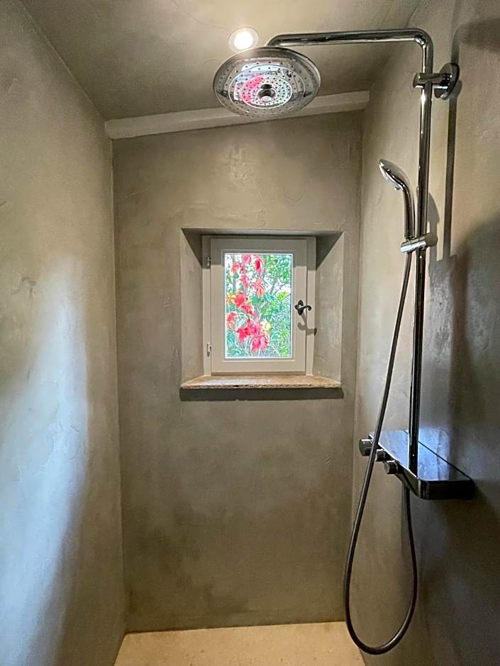 L Amourier chambres charme et confort avec Jacuzzi ou baignoire XXL