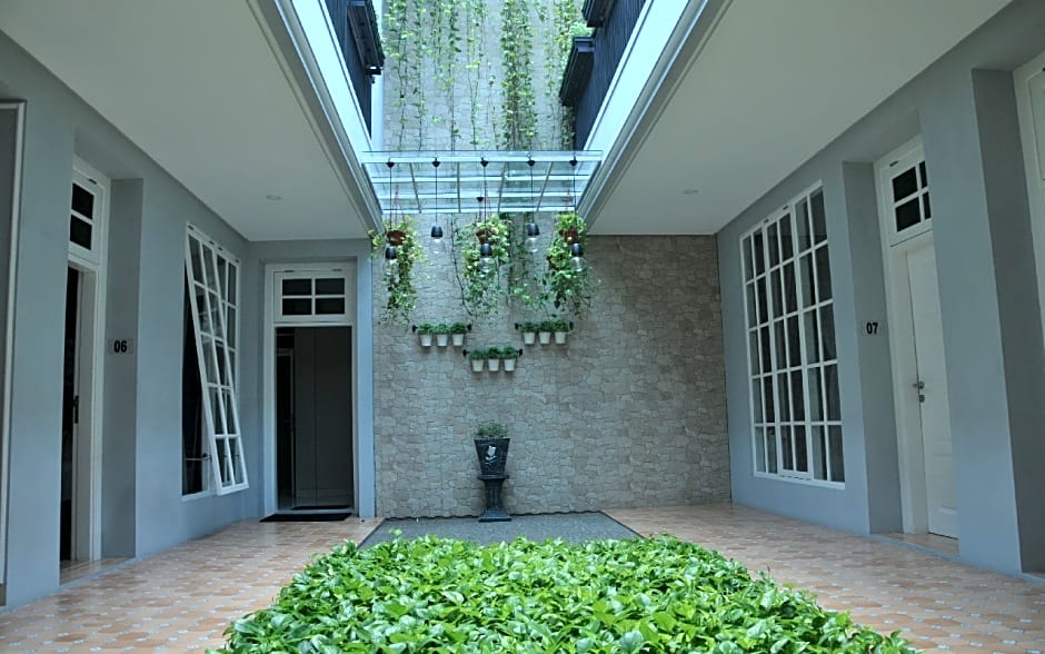 RedDoorz Premium near RS Pondok Indah La Maison