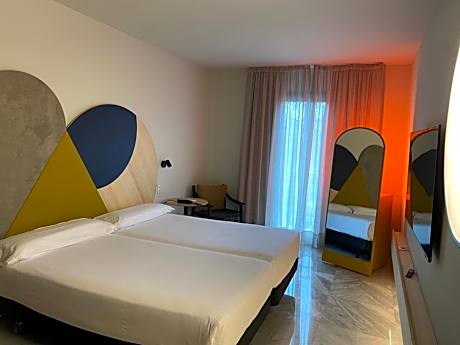 Twin Room with Balcony and Park View