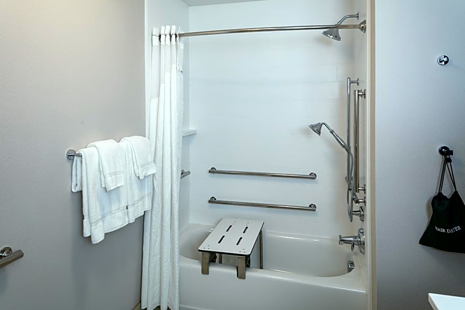 Holiday Inn Express & Suites - Medford, an IHG Hotel