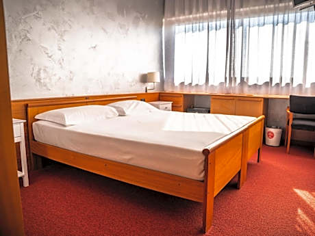 Double Room for Single Use