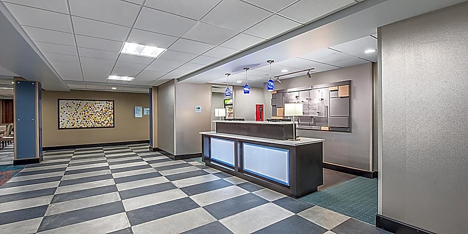 Holiday Inn Express & Suites SHAWNEE-KANSAS CITY WEST