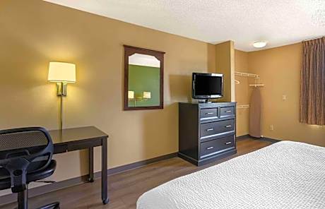 1 Queen Bed | ADA/RI Shower/Smoking/Kitchen