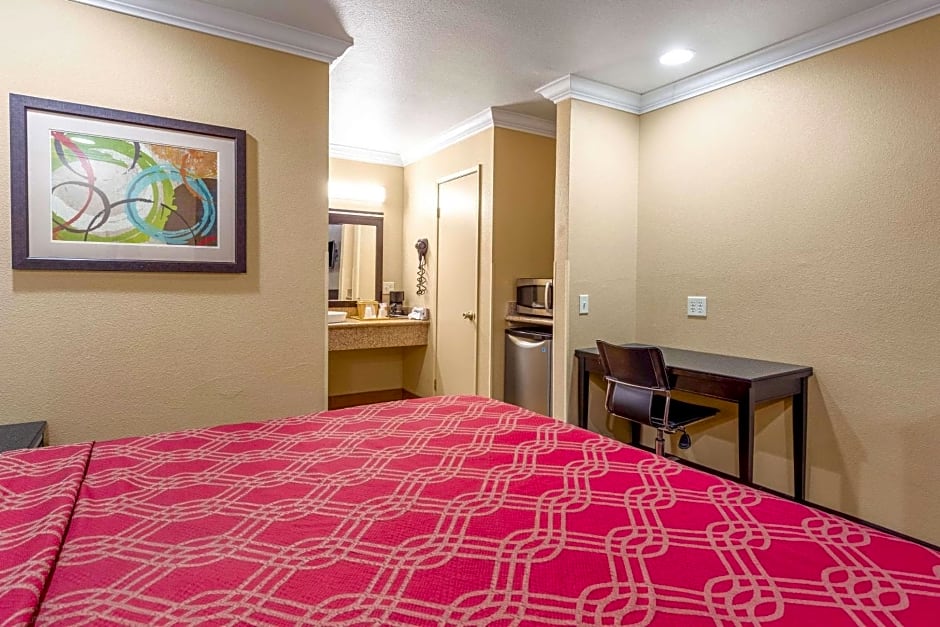 Econo Lodge Inn & Suites Escondido