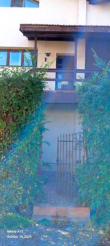 VillaWeb 9rooms - Long term business aparthotel 29 Euro per night per room, min 3months