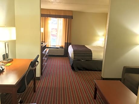 One-Bedroom King Suite - Disability Access/Non-Smoking