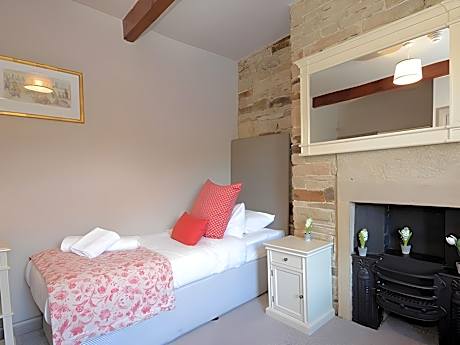 Twin room-Standard-Ensuite with Shower-Garden View-4