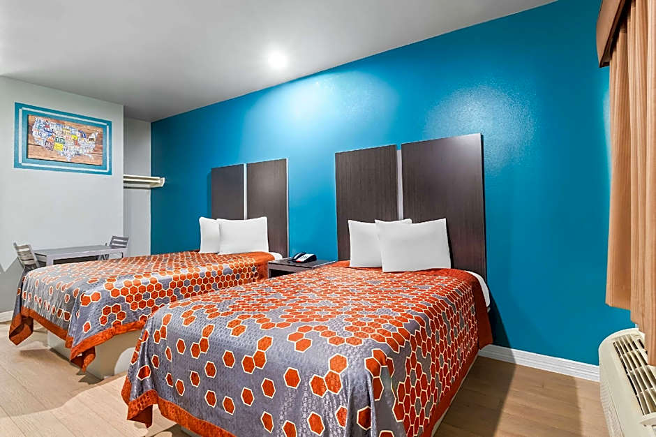 Econo Lodge Inn & Suites