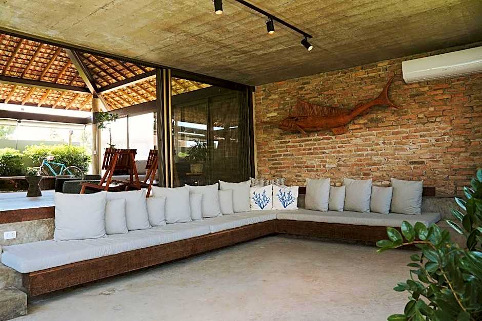 Casa com piscina aquecida, cozinheira, 30m do mar