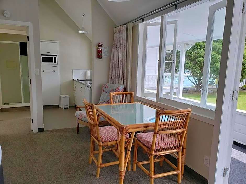 Hananui Lodge and Apartments