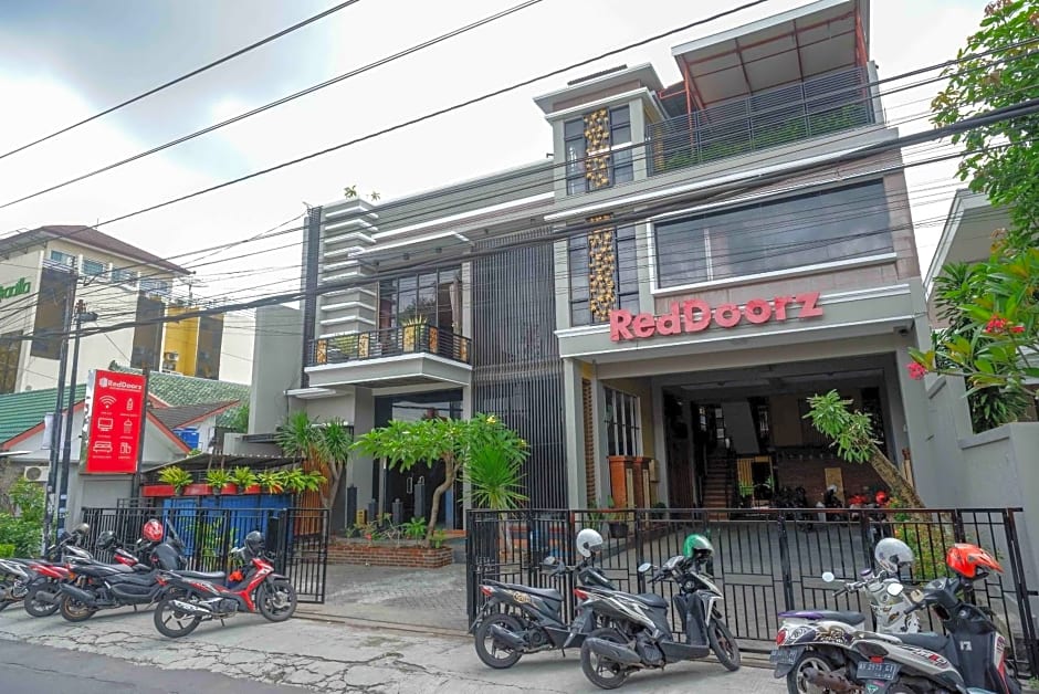RedDoorz Plus near Amplaz Yogyakarta