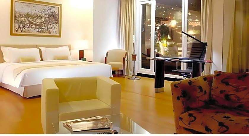 Sintesa Peninsula Hotel