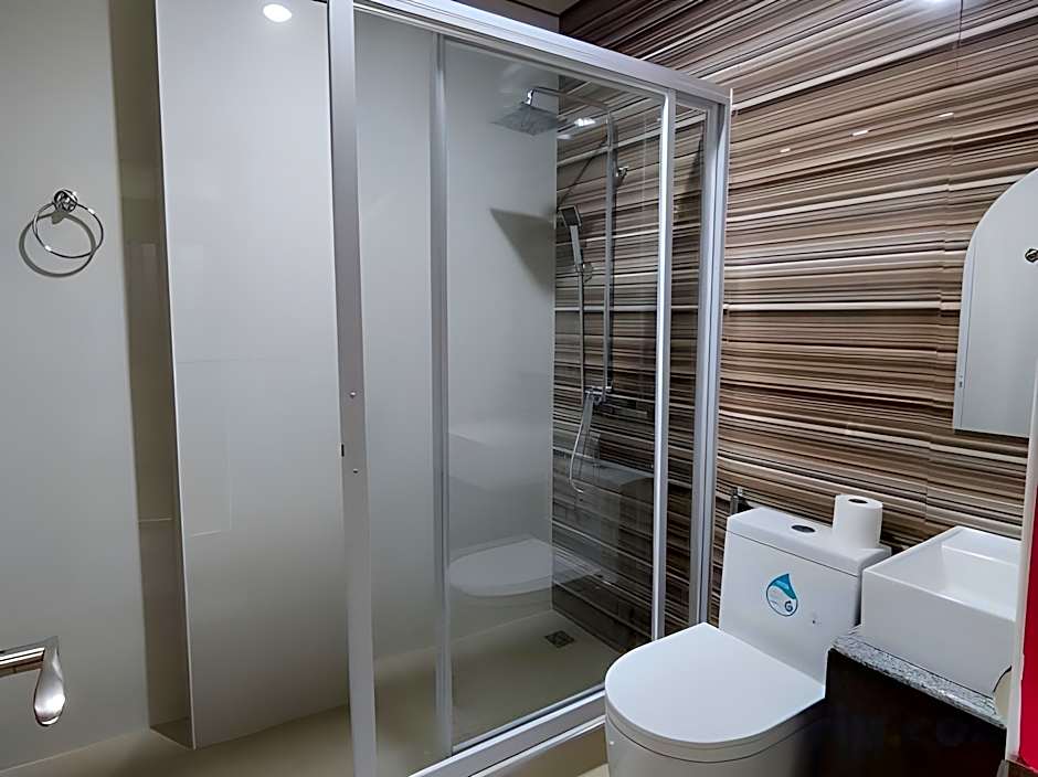 RedDoorz @ LQJ Hotel Old Buswang Kalibo