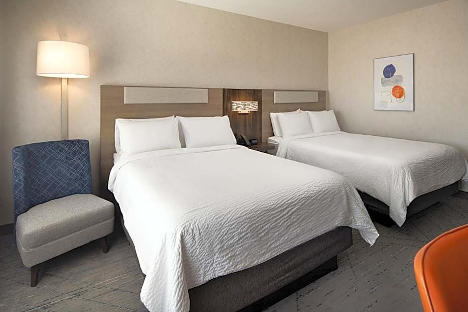 Holiday Inn Express & Suites Fresno Airport By IHG