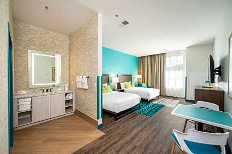 Deluxe Double Queen with Twin Beds