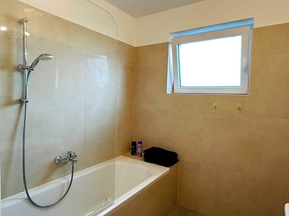 Modern - Free Parking - Balcony