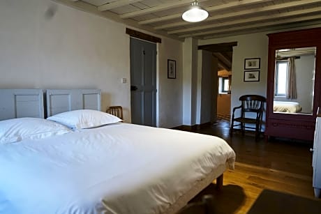 Double or Twin-Premium-Private Bathroom-Courtyard view-Chambre N°2
