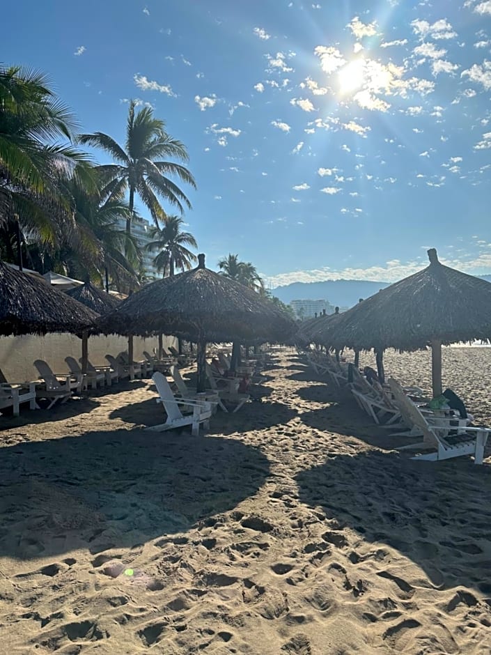 HAB PTa B ÁREA DE VILLAS DENTRO DEL HOTEL Junto al Krystal EN IXTAPA WIFI 2A 1M Con playa